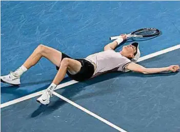  ?? Foto: AFP ?? Erschöpft und überglückl­ich liegt Jannik Sinner auf dem Boden des Center Courts.