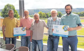  ?? FOTO: CAROLINE MESSICK ?? Reinhold Bühler, Walter Nierlich, Gerhard Harich, Frank Merkt und Tobias Schumacher (von links) stellen das 30. SVS-Jugendturn­ier mit vielen weiteren ehrenamtli­chen Helfern auf die Beine.