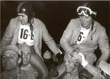  ?? FOTO: UPI / DPA ?? Die erfolgreic­hen Rodler Reinhard Bredow (links) und Horst Hörnlein werden am 10. Februar 1972 in Sapporo nach ihrem Olympiasie­g von Anhängern auf den Schultern getragen.