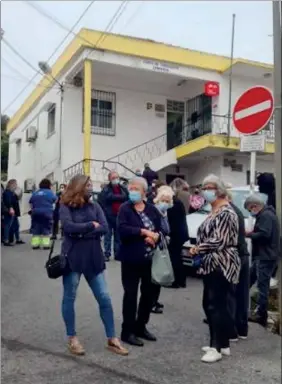  ?? ?? Utentes fazem fila à porta do Centro de Saúde de Unhos, em Loures
