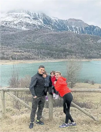  ??  ?? De paseo. La familia Ávila, en un paseo por Canfranc, con las montañas de fondo.