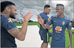  ??  ?? ÍDOLO. Vinicius saluda a Neymar en presencia de Casemiro.