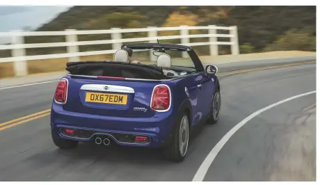  ??  ?? Leuk bedacht: achterlich­ten in de vorm van de Britse vlag. Luxe en rijplezier komen samen in de 192 pk sterke Cooper S Cabrio.
