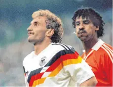  ?? FOTO: MARTINA HELLMANN/DPA ?? Ein Bild, das selbst zur Legende wurde: Frank Rijkaard (re.) bespuckt Rudi Völler im WM-Achtelfina­le 1990 in Mailand.