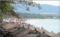 ?? SHA XIAOFENG / FOR CHINA DAILY ?? A beach in Hainan’s Sanya is crowded with tourists on Jan 3.