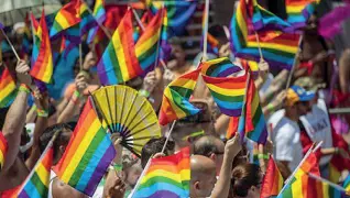  ??  ?? Colorata Un’edizione del Gay Pride. Trento ospiterà per la prima volta l’iniziativa il 9 giugno. La bandiera arcobaleno fu creata nel ‘78 dall’artista Gilbert Baker