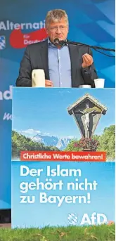  ??  ?? Joerg Meuthen, colíder da AfD, diante de um cartaz em que se lê “O islão não pertence à Baviera”.
