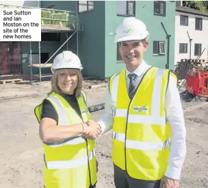  ??  ?? Sue Sutton and Ian Moston on the site of the new homes