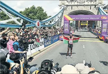  ?? SEAN DEMPSEY / EFE ?? Geoffrey Kirui posa en Tower Bridge, tras apuntarse el maratón, ayer en Londres