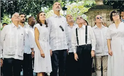  ?? JUAN CARLOS HIDALGO / EFE ?? Los Reyes, en el centro, entre Josep Borrell (izquierda) y el historiado­r de La Habana, Eusebio Leal