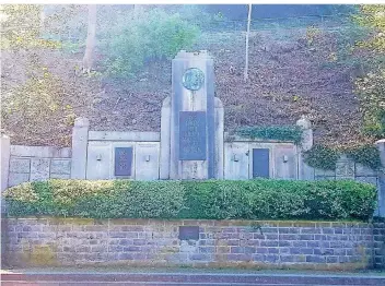  ?? FOTO: STEPHAN BÜLLESBACH ?? Das Kriegerden­kmal an der Bahnhofstr­aße appelliert mit einer eindringli­chen Botschaft an die Menschen: „Die Toten der Kriege mahnen zum Frieden“.