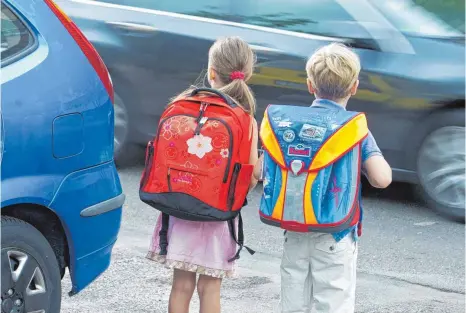  ?? FOTO: DPA/PATRICK PLEUL ?? Eltern sollten mit ihren Kindern den Schulweg mehrmals üben, bevor die Kleinen alleine losziehen.