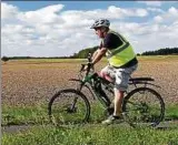  ??  ?? Der Ingenieur Stefan Oertelt radelt mit seinem Messrad an der L  bei Fahrland (Brandenbur­g). Tausende Kilometer ist Stefan Oertelt mit seinem besonderen Rad schon gefahren. Foto: Bernd Settnik, dpa