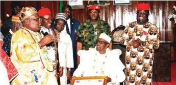  ??  ?? President Buhari (2nd right) during his recent state visit to Ebonyi State