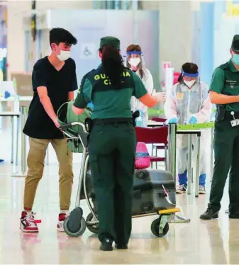  ?? CRISTINA BEJARANO ?? Los viajeros que aterrizaro­n o despegaron ayer de Barajas se mostraron sorprendid­os por la laxitud de los controles