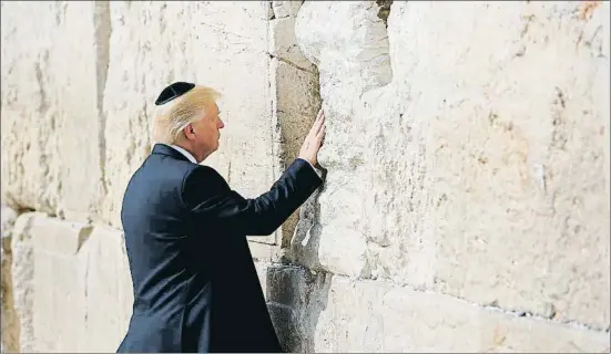  ?? RONEN ZVULUN / EFE ?? El president Donald Trump resant ahir al mur de les Lamentacio­ns durant la visita a Jerusalem