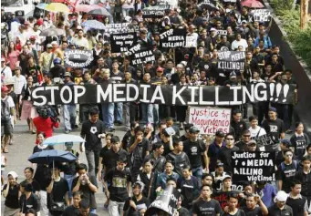  ?? INQUIRER FILE PHOTO ?? JOURNALIST­S MARCH Hundreds of journalist­s march to demand justice for 32 media workers slain by members of a political clan in Maguindana­o province in 2009. President-elect Rodrigo Duterte on Tuesday said corrupt journalist­s were legitimate targets of...