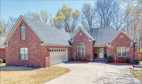  ?? SUBMITTED PHOTOS ?? In addition to three bedrooms and two baths, this Sherwood home offers a bonus room, a back deck and more.