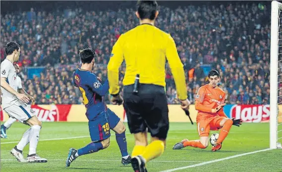  ?? FOTO: AP ?? Leo Messi coló el balón entre las piernas de Courtois casi sin ángulo Es el gol más rápido de la carrera del argentino en el Barça de los 540 que lleva en 625 partidos oficiales