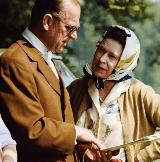  ??  ?? Who’s favourite? Philip, in his carriage driving clothes, and the Queen check out the competitio­n at the Royal Windsor Horse Show