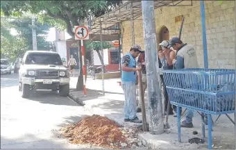  ??  ?? Operarios de Elemec excavaban ayer la acera para colocar un poste de hormigón que abastecerá de energía al Palacio de Justicia.