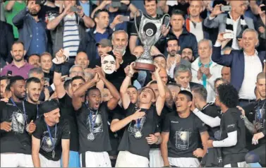  ??  ?? CAMPEONES. Los jugadores del PAOK festejan la consecució­n de su sexta Copa de Grecia.