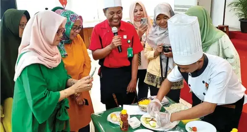  ?? LUDRY PRAYOGA/JAWA POS ?? BAGI ILMU: Alicia Ayu Chandra memandu ibu-ibu untuk memasak menu sehat di Gedung Serbaguna Tri Dharma PIKPG.