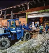  ?? Foto: Sebastian Birzele ?? Das Technische Hilfswerk aus Donauwörth räumte mit schwe rem Gerät die Halle ein Stück weit aus.