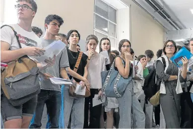  ?? OLIVER DUCH ?? Un grupo de estudiante­s, expectante­s antes del inicio de la selectivid­ad en junio pasado.