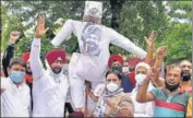  ??  ?? AAP workers protesting against Punjab CM Amarinder Singh and social welfare minister Sadhu Singh Dharamsot in Amritsar on Tuesday.
SAMEER SEHGAL/HT