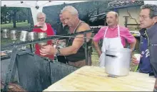  ??  ?? Le « chef », Jean-Pierre Lagardère règle le débit de la marinade (impossible d’avoir la recette !) avec son « système D » à lui, style perfusion…