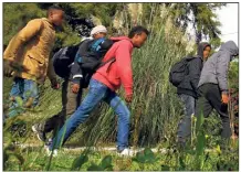  ?? (Photo d’archives Jean-François Ottonello) ?? Des migrants mineurs dans la vallée de la Roya.