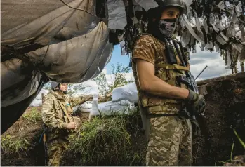  ?? IVOR PRICKETT/THE NEW YORK TIMES ?? Ukrainian soldiers man the front line May 25 near the village of Vilne Pole, in Ukraine’s Donetsk. Communicat­ion breakdowns are widespread and touch nearly every aspect of the war, including battlefiel­d coordinati­on.