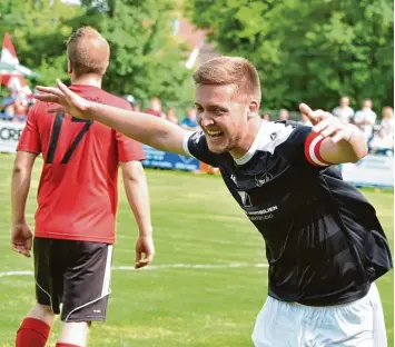  ?? Foto: Ernst Mayer ?? Der Großkötzer Kapitän Fabian Züringer (rechts) bejubelt seinen Treffer zum 1:0. Behlingens Florian Feicht (links) sieht lieber nicht hin. Dass es noch dramatisch werden sollte, konnten beide da freilich noch nicht ahnen.