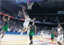  ??  ?? MUCHA ENERGÍA. Gabriel Deck desborda a la defensa del Joventut.