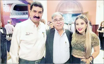  ??  ?? El prEsidEntE municipal con el Gobernador del Estado y su directora de Educación y Cultura