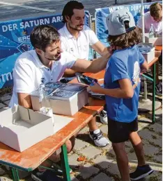  ??  ?? Im Dauereinsa­tz: Auch die Autogramme von Neuzugang Jordan George (links) und Torhüter Jochen Reimer (rechts) waren überaus gefragt.