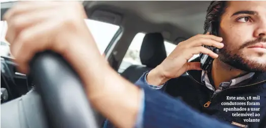  ??  ?? Este ano, 18 mil condutores foram apanhados a usar telemóvel ao
volante
