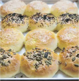  ?? LAURA PEDERSEN / NATIONAL POST ?? Bonnie Stern’s homemade burger buns. Sesame seeds, sunflower seeds, flax seeds, nigella seeds or poppy seeds are all options.