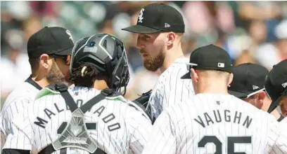  ?? JOHN J. KIM/CHICAGO TRIBUNE ?? White Sox starting pitcher Garrett Crochet, center, takes a meeting on the mound in the second inning Saturday.
REDS 5, WHITE SOX 0