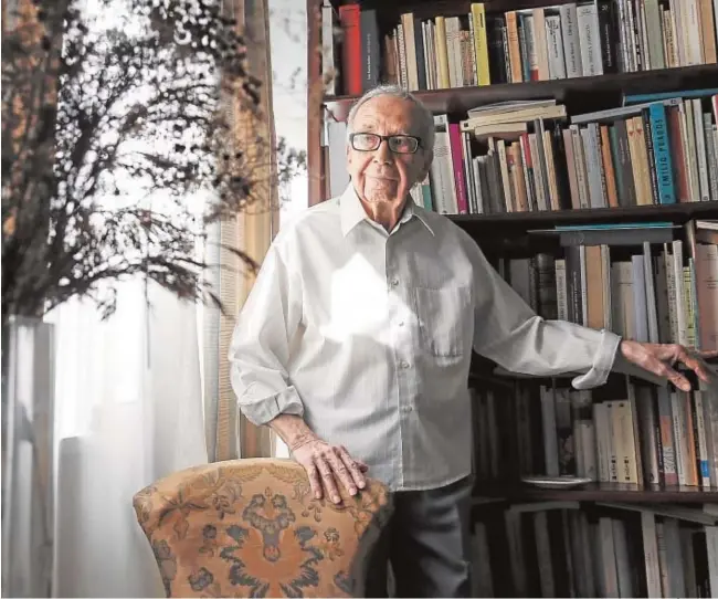  ?? ROLDÁN SERRANO ?? Pablo García Baena posa junto a la biblioteca de su casa para ABC en una reciente entrevista que concedió a este periódico