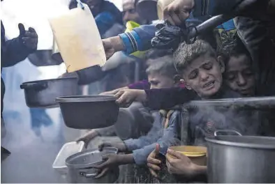  ?? ASSOCIATED PRESS / LAPRESSE ?? Niños palestinos reclaman comida en Rafah, Gaza, el pasado viernes.