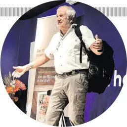  ??  ?? Wenn Schauspiel­er „Schotti“Michael Schottenbe­rg auf Reisen geht, trägt er genau dieses Outfit – und diesen Rucksack (links)