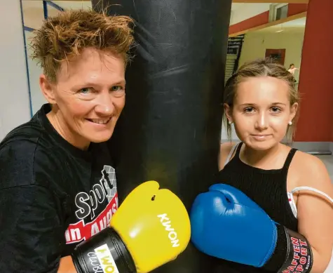  ?? Foto: Sybille Schuster ?? Abgekämpft, aber stolz. Die dreifache Weltmeiste­rin Tina Schüssler hat der 14-jährigen Nele, die an Blutkrebs erkrankt war, ein gemeinsame­s Boxtrainin­g versproche­n. Jetzt konnte es endlich eingelöst werden.