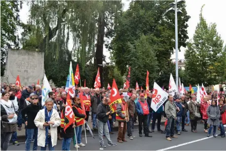  ??  ?? Près de 600 manifestan­ts étaient rassemblés devant le palais de justice, avant de prendre la direction de la préfecture.