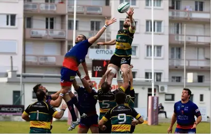  ?? (Photos Frank Muller) ?? En seconde période, César Delarue et les Hyérois ont pris le dessus sur des Seynois qui plongent un peu plus vers le fond du classement.