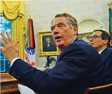  ??  ?? Robert Lighthizer parla
alla stampa dopo l’annuncio
dell‘accordo commercial­e con la Cina. Con lui
il presidente degli Stati Uniti Donald Trump e il segretario del Tesoro Steven
Mnuchin