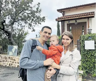  ?? [ Güsten ] ?? Eine russisch-ukrainisch­e Familie vor der orthodoxen Kirche in Alanya: Pawel, Andrej und Viktoria.