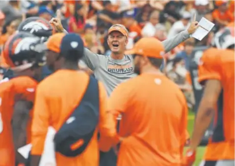  ?? Andy Cross ,Th e Denve rp ost ?? Broncos offensive coordinato­r Mike Mccoy directs the team at Dove Valley.