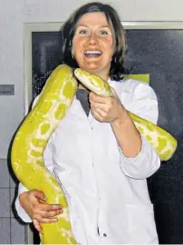  ?? BILD: SN/TANJA WARTER ?? Damals in der Reptilienk­linik: Freude über Friedhelm nach seiner Rettung.